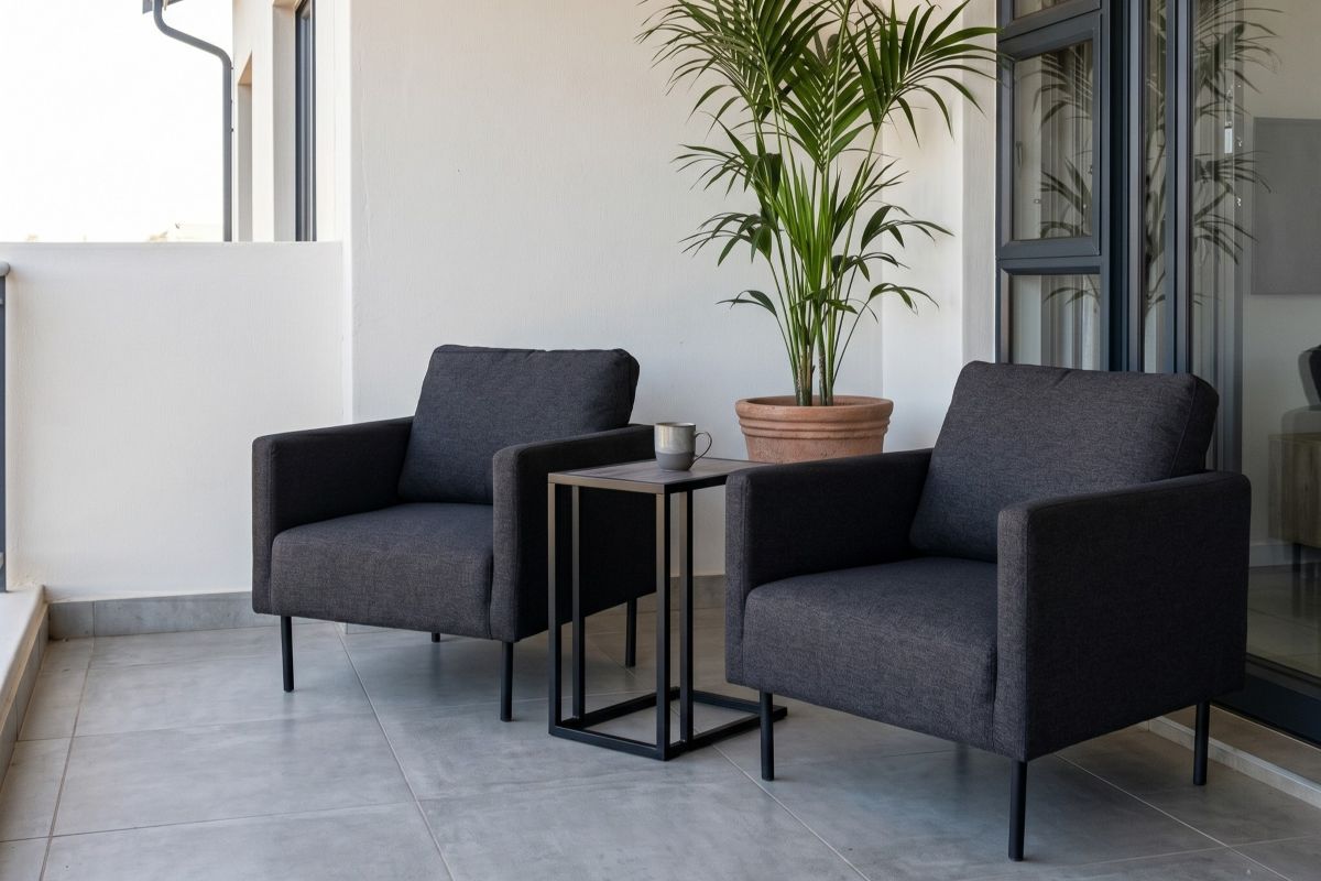 milan chair set with ceramic side table black