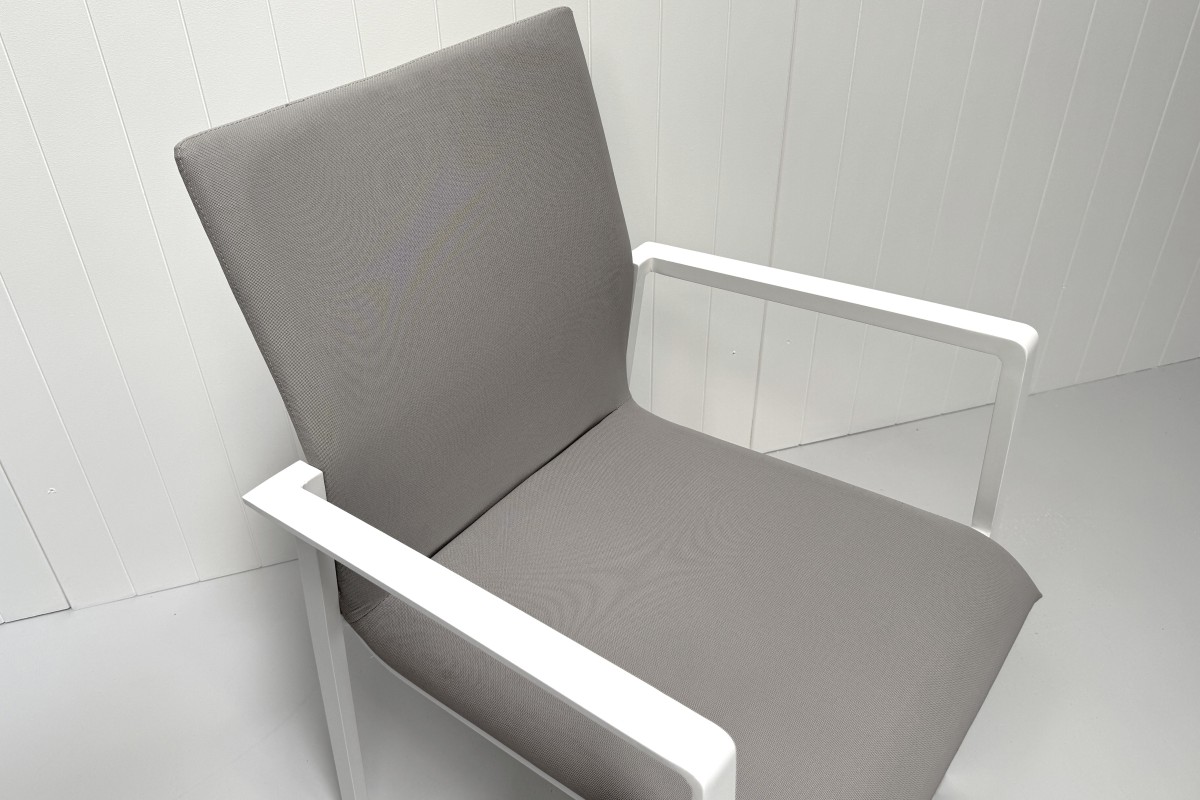 sense-chair-close-up sense outdoor dining chair white/mouse grey
